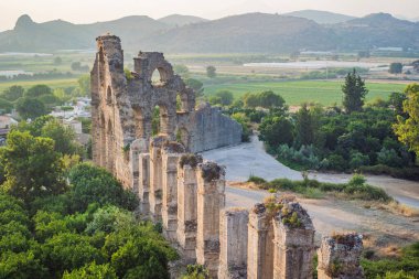 Aspendos Antik Şehir. Aspendos akropolis şehir kalıntıları, sarnıçlar, su kemerleri ve eski tapınaklar. Aspendos Antalya hindisi. Türkiye.