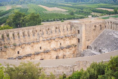 Aspendos Antik Şehir. Aspendos akropolis şehir kalıntıları, sarnıçlar, su kemerleri ve eski tapınaklar. Aspendos Antalya hindisi. Türkiye.