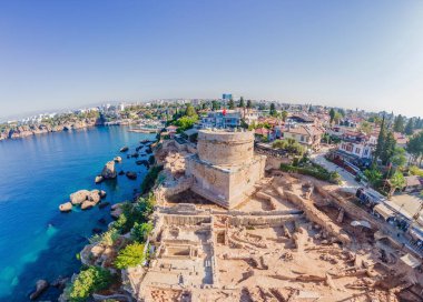 Hidirlik Kulesi, Antalya Türkiye 'nin eski kentinin simgesi. Drone görünümü.