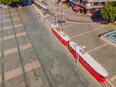 Muratpasa 'nın merkezindeki nostaljik tramvay. Eski tramvay Antalya 'da popüler bir turistik merkezdir. Drone görünümü.