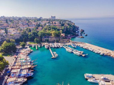 Yaşlı Antalya 'yı bir drone' dan ya da kuşların gözünden görmek. Burası eski şehrin ve eski limanın bölgesi..