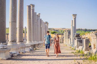 Antalya Türkiye yakınlarındaki antik Perge şehrinin kalıntılarında birbirini seven iki turist. Çocuk konseptiyle seyahat etmek.