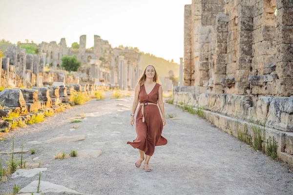 Pretty Tourist Woman Ruins Ancient City Perge Antalya Turkey — Stock Photo, Image