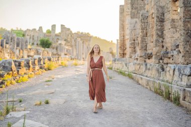 Antalya Türkiye yakınlarındaki antik Perge kentinin kalıntılarında güzel bir turist kadın..