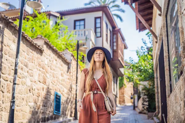 Antalya Nın Arka Planındaki Mutlu Kadın Turist Kadın Turist Ilginç — Stok fotoğraf