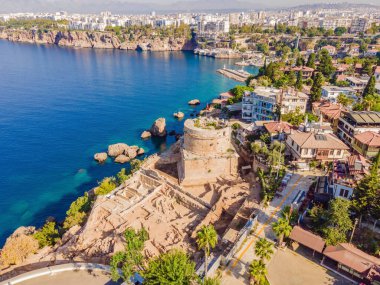 Hidirlik Kulesi, Antalya Türkiye 'nin eski kentinin simgesi. Drone görünümü.