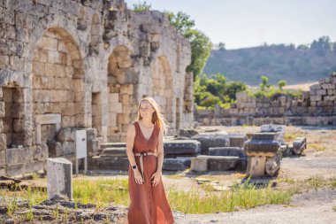 Antalya Türkiye yakınlarındaki antik Perge kentinin kalıntılarında güzel bir turist kadın..