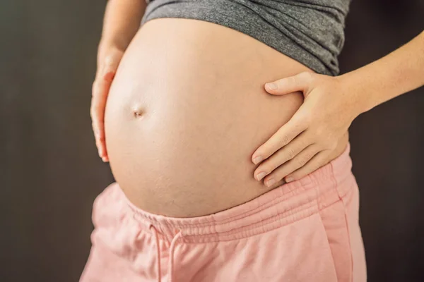 Vista Recortada Atractiva Mujer Embarazada Tocando Estómago Grande Preparación Paternidad — Foto de Stock