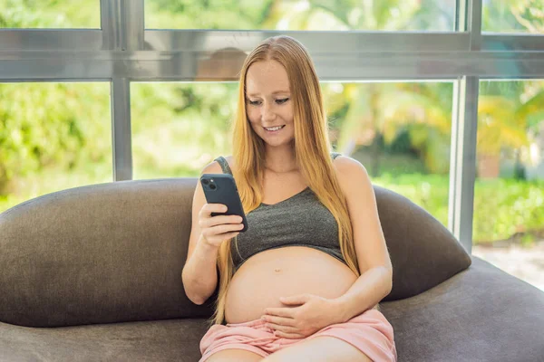 Мобільна Вагітність Онлайн Додаток Материнства Вагітна Мати Використовує Телефон Вагітність — стокове фото