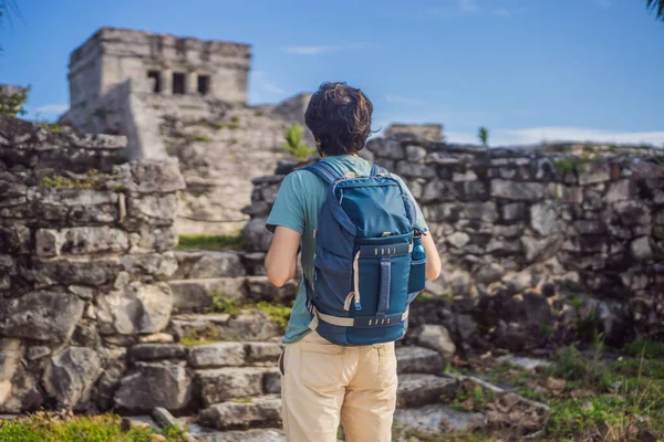 Male Tourist Enjoying View Pre Columbian Mayan Walled City Tulum — Stock Photo, Image