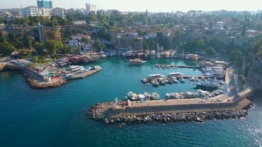 Bu klipte, Antalya Eski Limanı 'nın ebedi güzelliği canlanıyor. Kamera, Türkiye 'nin Antalya kentindeki tarihi limanın üzerinde yükseliyor. Sahne vitrinleri