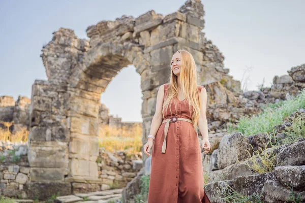 Woman Tourist Explores Aspendos Ancient City Aspendos Acropolis City Ruins — Stock Photo, Image