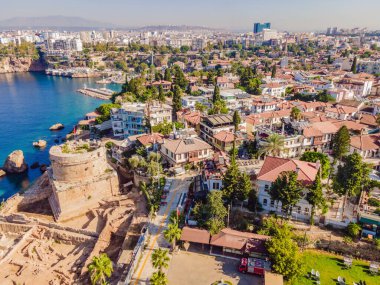 Hidirlik Kulesi, Antalya Türkiye 'nin eski kentinin simgesi. Drone görünümü.