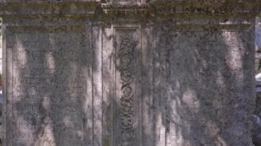 Türkiye 'nin Antalya kenti yakınlarındaki dağların içine yerleştirilmiş, Termessos' un nefes kesici kalıntılarına Yunan harfleriyle kaplanmış bina parçaları..