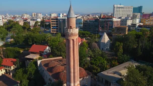 エアリアルストックビデオ 象徴的なイヴリ ミナレット モスクは トルコの歴史的中心部の中心部に位置しています カメラは優雅に上に滑り これのパノラマビューを提供します — ストック動画
