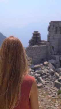 Türkiye 'nin Antalya yakınlarındaki dağlarda yuva yapmış Termessos' un nefes kesici kalıntılarını keşfeden genç bir kadın kültürel bir yolculuğa çıkıyor. Bu görüntüler izleyicileri neşeyi yaşamaya davet ediyor.