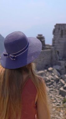 Türkiye 'nin Antalya yakınlarındaki dağlarda yuva yapmış Termessos' un nefes kesici kalıntılarını keşfeden genç bir kadın kültürel bir yolculuğa çıkıyor. Bu görüntüler izleyicileri neşeyi yaşamaya davet ediyor.