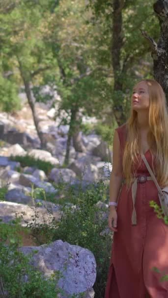 Egy Fiatal Kulturális Útra Indul Miközben Felfedezi Termessos Lélegzetelállító Romjait — Stock videók