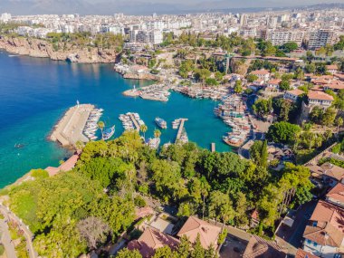 Yaşlı Antalya 'yı bir drone' dan ya da kuşların gözünden görmek. Burası eski şehrin ve eski limanın bölgesi..