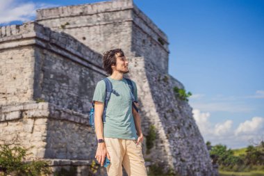 Erkek turist, Kolombiya öncesi Maya şehri Tulum, Quintana Roo, Meksika, Kuzey Amerika, Tulum, Meksika 'nın manzarasını seyrediyor. El Castillo - Şato Maya şehri Tulum ana tapınağı.