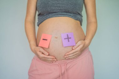 Hamile bir anne çocuğuyla Rhesus çatışması yaşar ve anne ve ceninin kan gruplarının uyumsuzluğunun karmaşık zorluklarını vurgular..