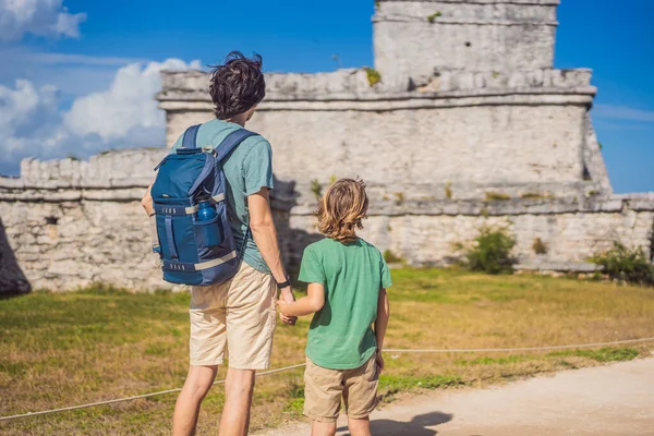 Father Son Tourists Enjoying View Pre Columbian Mayan Walled City — Stock Photo, Image