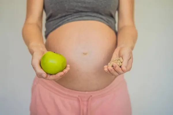 Momento Reflexivo Una Mujer Embarazada Contempla Elegir Entre Fruta Natural — Foto de Stock