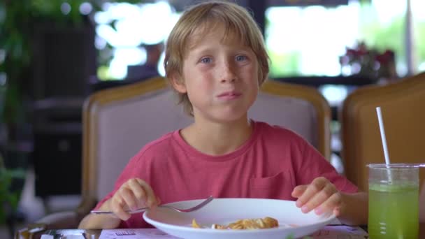 Niño Está Comiendo Café Está Comiendo Albóndigas Fritas — Vídeos de Stock