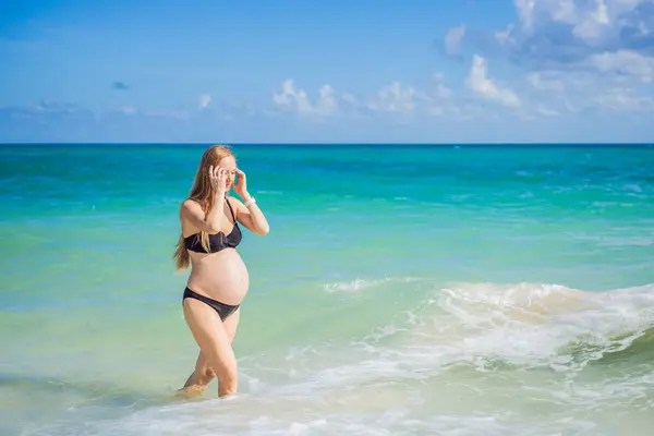 Radiant Pregnant Woman Swimsuit Stunning Backdrop Turquoise Sea Serene Beauty — Stock Photo, Image