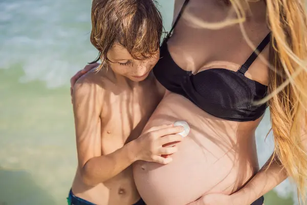 Resmedilmeye Değer Bir Hamile Bir Kadın Oğlu Turkuaz Denizin Tadını — Stok fotoğraf