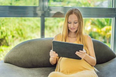 Taşınabilir hamilelik çevrimiçi annelik başvurusu. Hamile anne telefon kullanıyor. Hamilelik, ilaç, eczacılık, sağlık ve insan konsepti.