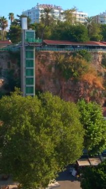 Türkiye 'nin Antalya kentinin tarihi limanının havadan bakışı, asansör ve bakış açısı