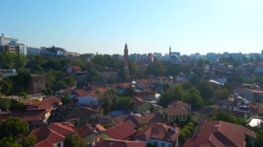 Antalyas tarihi merkezi Türkiye 'nin havadan görünüşü, zengin tarihini camiler ve antik tahkimatlar yoluyla ortaya koyuyor. Bu büyüleyici görüntü, şehrin kültürel duvar halılarını kapsıyor.