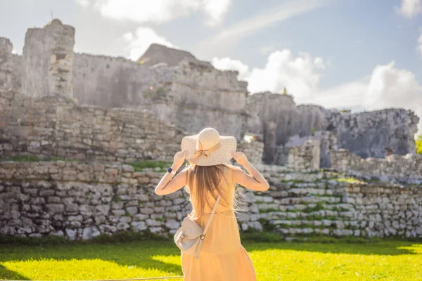 Woman Tourist Enjoying View Pre Columbian Mayan Walled City Tulum — Stock Photo, Image