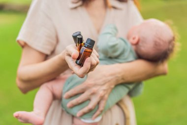 Sevecen anne, değerli yeni doğan bebeğine yatıştırıcı aroma yağları sürerek sakinleştirici ve besleyici bir atmosfer yaratıyor..