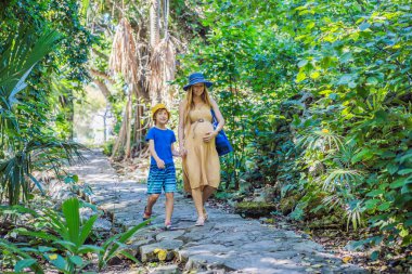 Müstakbel anne ve oğlu parkta keyifli bir gezinti yapıyorlar. Doğanın güzellikleri arasında değerli anların tadını çıkarıyorlar..