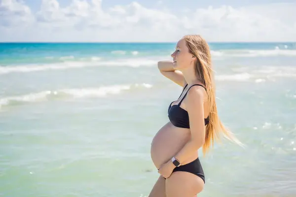 Mayo Giymiş Işıl Işıl Hamile Bir Kadın Turkuaz Bir Denizin — Stok fotoğraf