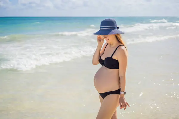 水着の放射性妊婦 ターコイズ海の素晴らしい背景の中で 海岸での母性の純粋な美しさ — ストック写真