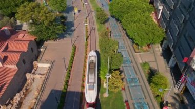Bu büyüleyici klipte Antalyas Tarih Merkezi 'nin büyüsüne yukarıdan tanık olun. Bir tramvay dolambaçlı sokaklarında zarifçe zikzak çizerek modern bir bakış sunuyor.