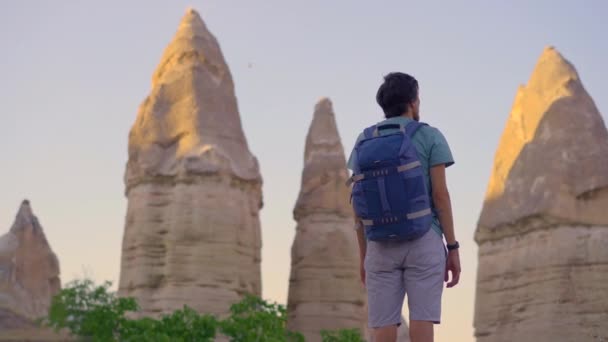 Egy Fiatalember Turista Látogat Love Valley Cappadociában Törökországban Ahol Természet — Stock videók