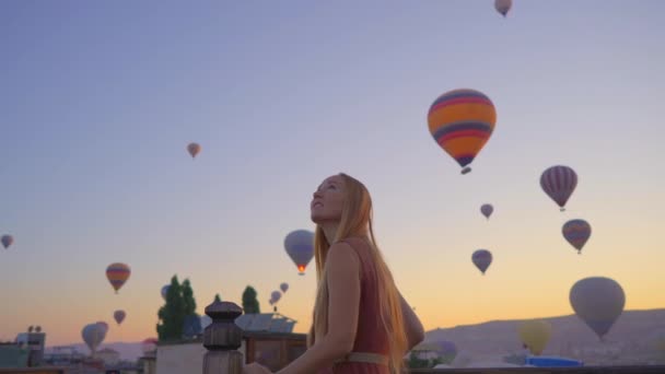 Una Giovane Turista Visita Cappadocia Turchia All Alba Dal Tetto — Video Stock
