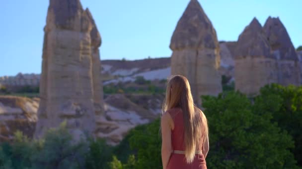 Ung Kvinna Turist Besöker Love Valley Kappadokien Turkiet Där Naturens — Stockvideo