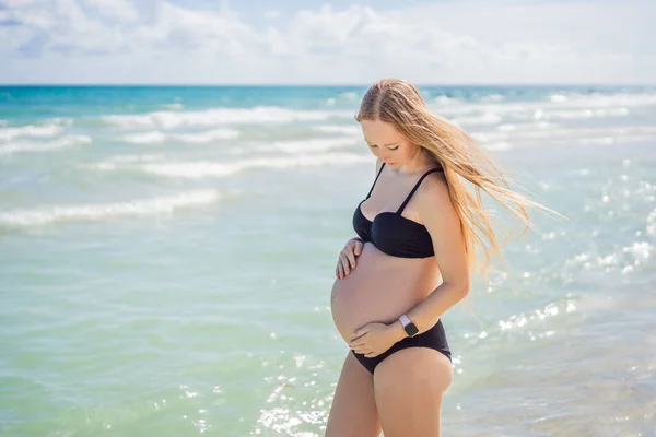 Mujer Embarazada Radiante Traje Baño Medio Del Impresionante Telón Fondo — Foto de Stock