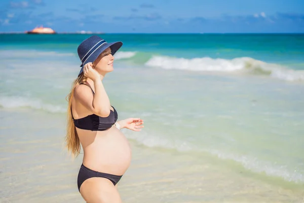 水着の放射性妊婦 ターコイズ海の素晴らしい背景の中で 海岸での母性の純粋な美しさ — ストック写真
