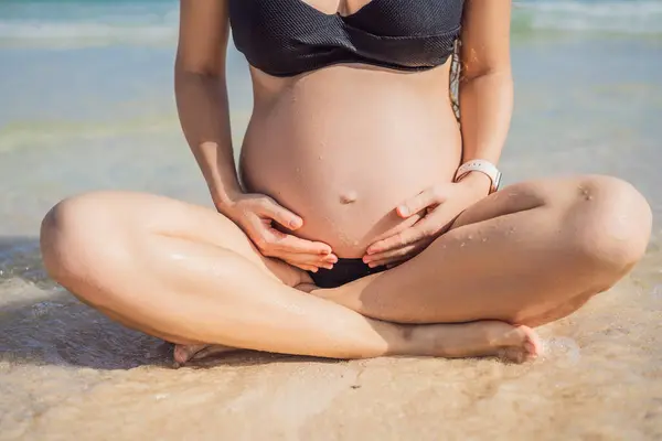 期待する母親は静かなターコイズ海によって瞑想を通して内なる落ち着きを見つける 妊娠と平和の穏やかな瞬間 — ストック写真