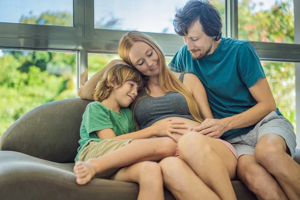 Müstakbel Ebeveynler Anne Baba Büyük Oğulları Koltukta Oturup Hamileliğin Heyecan — Stok fotoğraf