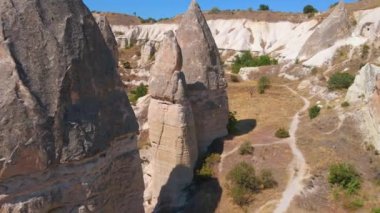 Bu büyüleyici hava stoku videosunda, Sevgi Vadisi, Kapadokya, Türkiye 'yi dolaştık, burada doğa sanatları farklı şekilli kayalardan oluşan gerçeküstü bir manzara oluşturdu. Bu eşsiz oluşumlar,