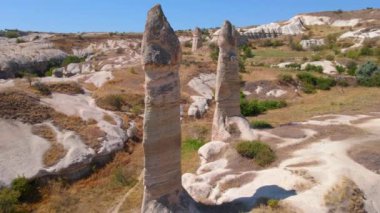 Bu büyüleyici hava stoku videosunda, Sevgi Vadisi, Kapadokya, Türkiye 'yi dolaştık, burada doğa sanatları farklı şekilli kayalardan oluşan gerçeküstü bir manzara oluşturdu. Bu eşsiz oluşumlar,