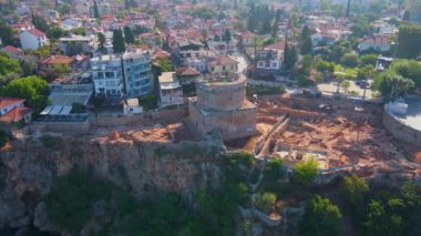 Antalyas tarihi merkezinin sembolik sembolü Hidirlik Kulesi 'nin büyüleyici görüntüsünün tadını çıkarın. Kule, eski cazibesi ve çarpıcı konumu ile