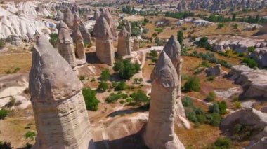 Bu büyüleyici hava stoku videosunda, Sevgi Vadisi, Kapadokya, Türkiye 'yi dolaştık, burada doğa sanatları farklı şekilli kayalardan oluşan gerçeküstü bir manzara oluşturdu. Bu eşsiz oluşumlar,